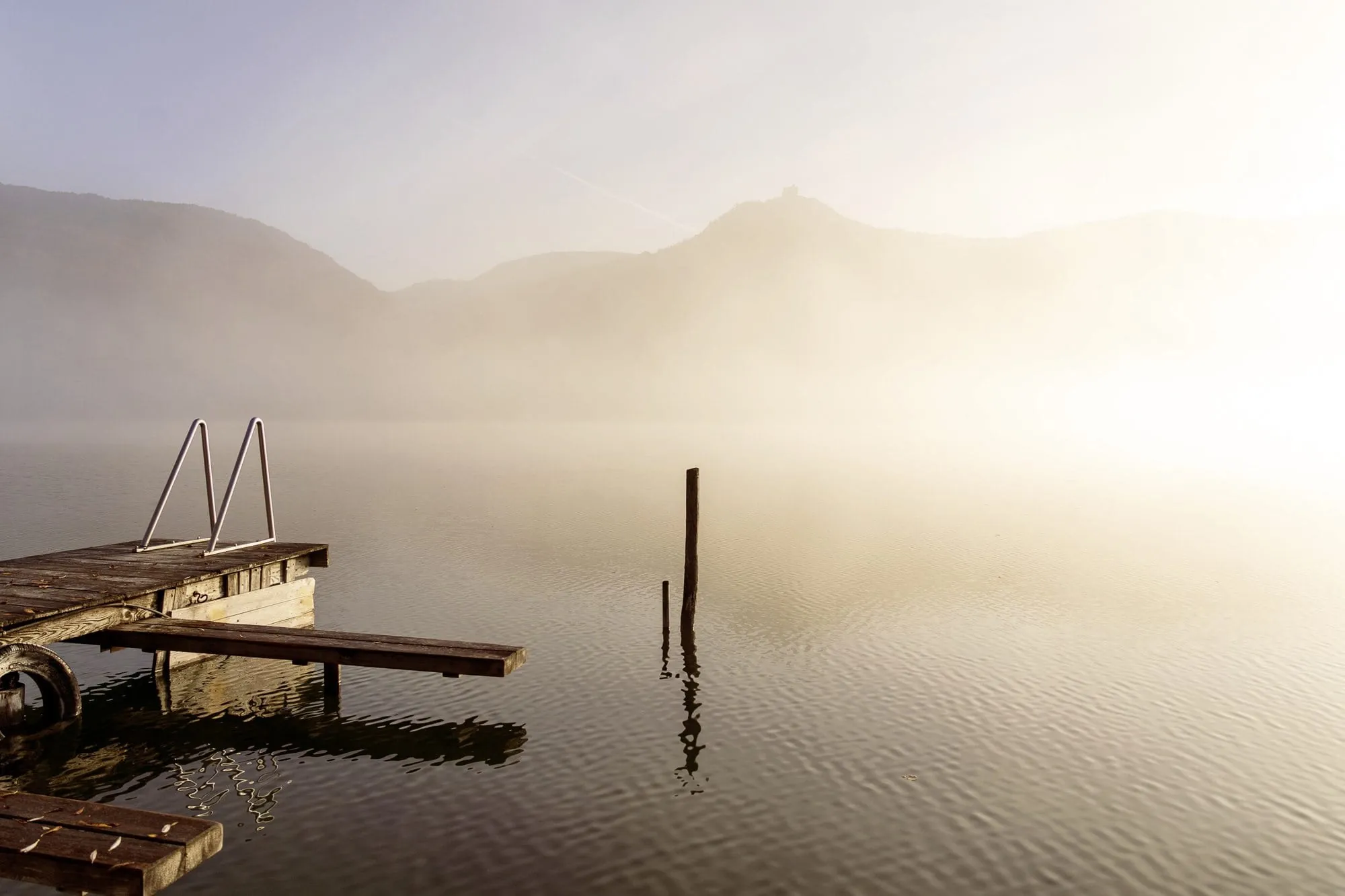 mystischer Nebel in der D&auml;mmerung am Kalterer See im Seeleiten Lake Spa Hotel