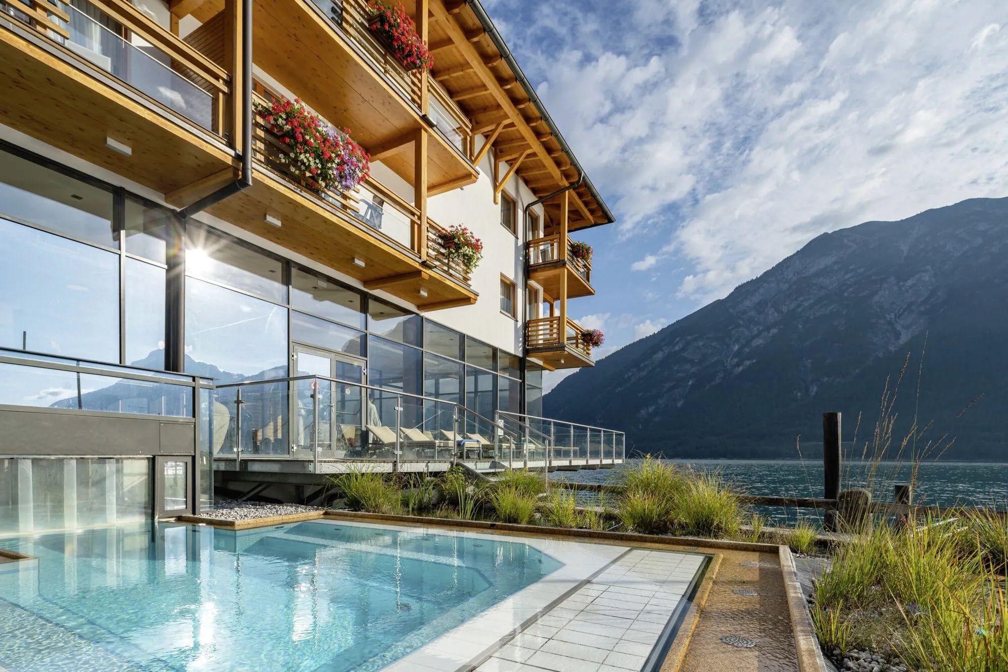 Blick von Au&szlig;enpool des Travel Charme F&uuml;rstenhaus am Achensee auf den Achensee