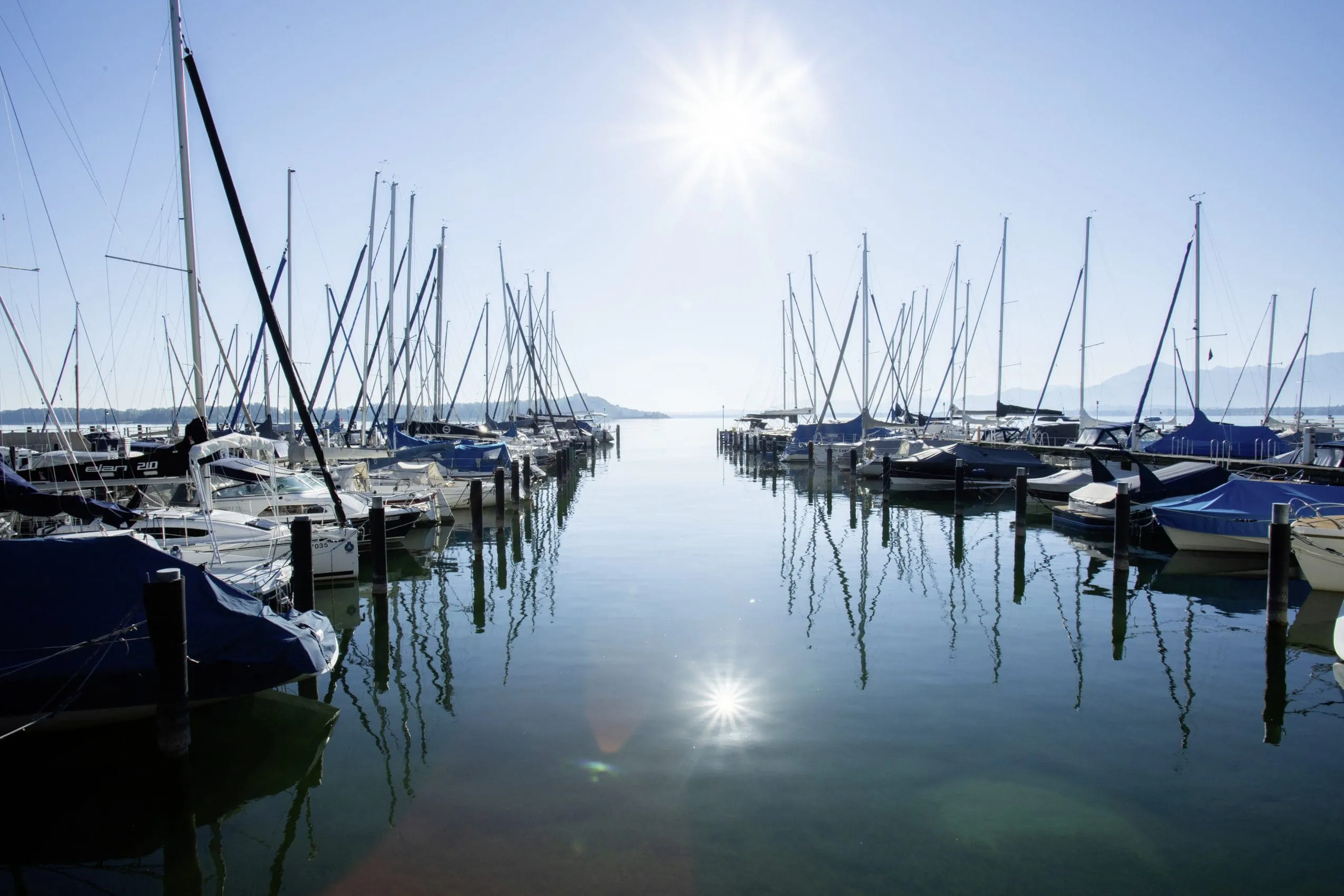 Segelboote am Bootssteg des Yachthotel Chiemsee