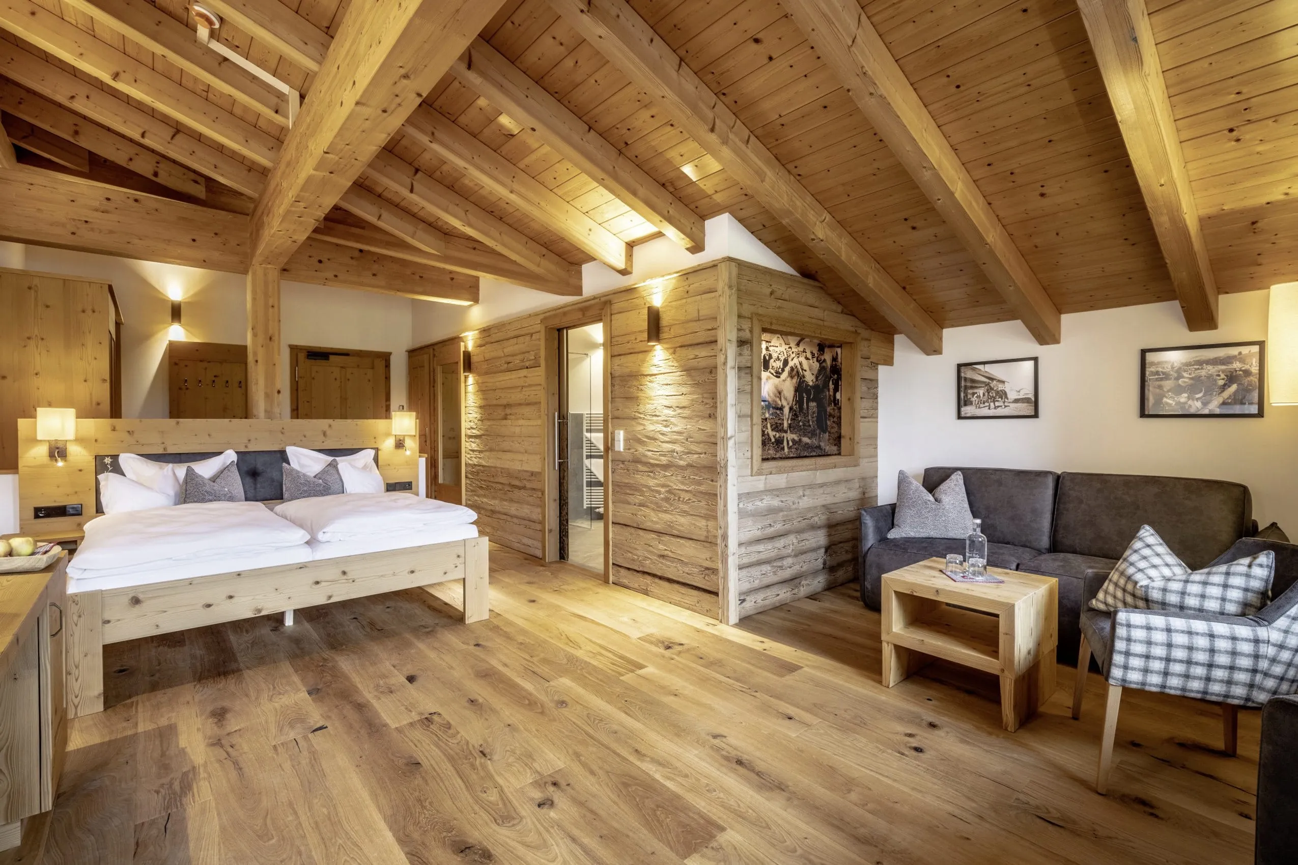 Modern eingerichtete Suite im alpenl&auml;ndischen Stil im Wellnesshotel im Allg&auml;u Hanusel Hof