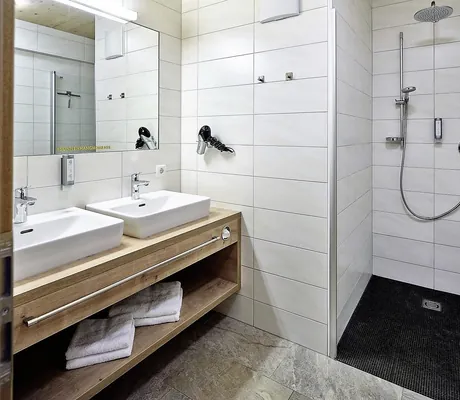 Badezimmer im Boutique Apartment Sonnenhang mit ebenerdiger Dusche und modernem Waschtisch