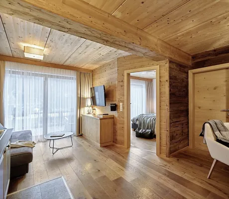 Blick in das Boutique Apartment Sonnenhang mit vielen Holzelementen