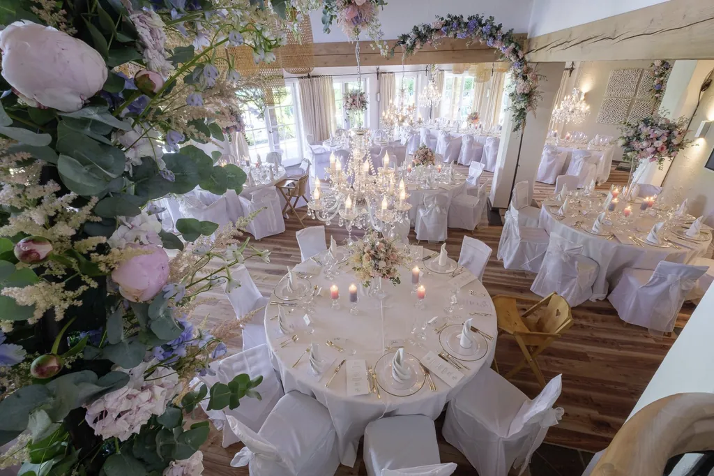 Festlich geschmücktes Restaurant Seehaus im Sonnenalp Resort für eine Hochzeitsfeier