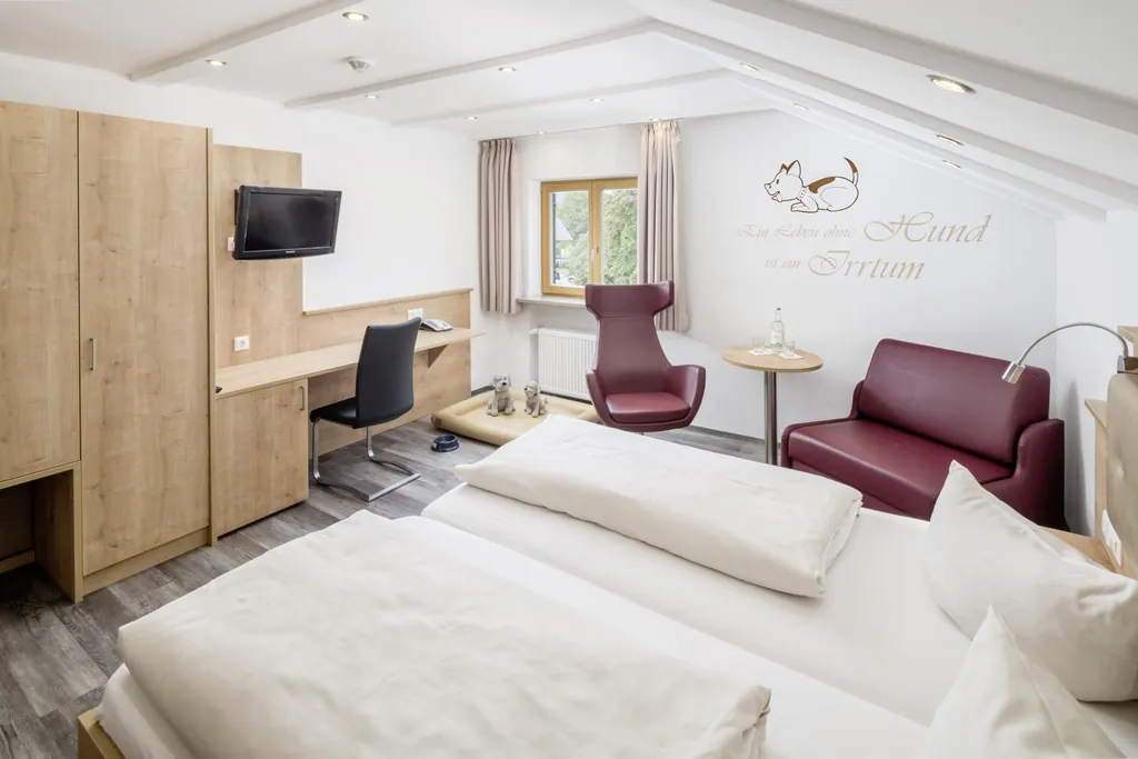 Modern gestaltetes Doppelzimmer mit Hundebett im Hundesporthotel Wolf