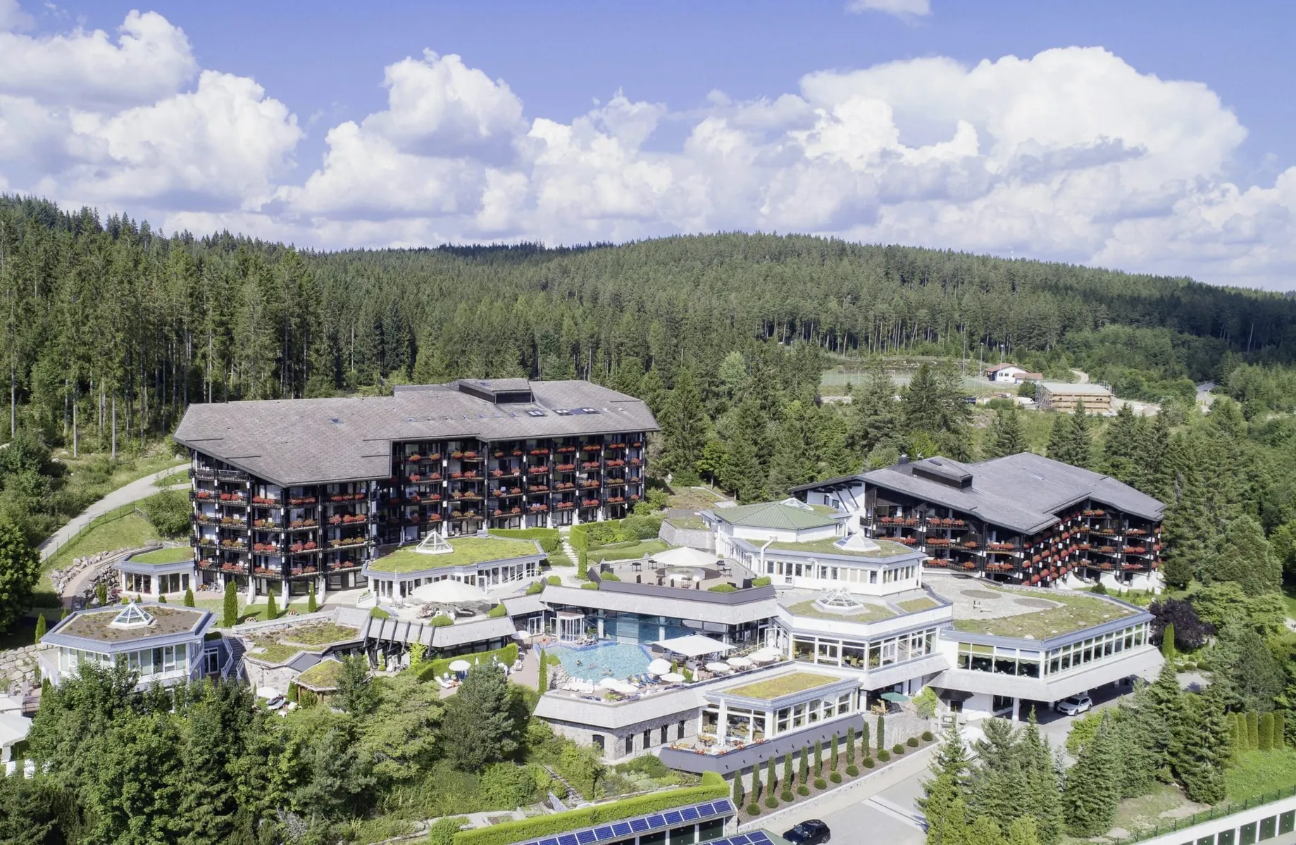 Luftaufnahme des Urlaubsresorts Vier Jahreszeiten am Schluchsee mit umgebendem Schwarzwald