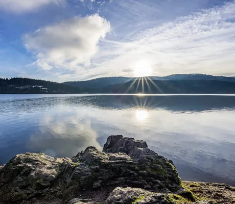 Blick auf den Schluchsee im Schwarzwald mit untergehender Sonne