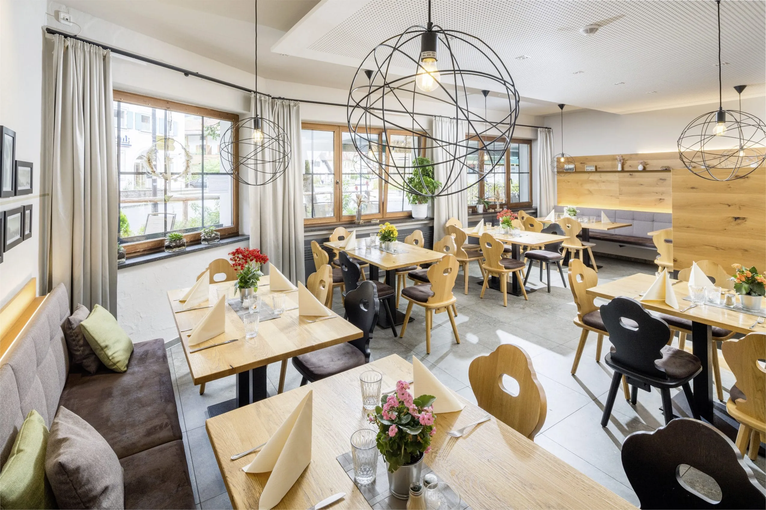 Frühstücksbereich im Hundesporthotel Wolf in Oberammergau in Bayern