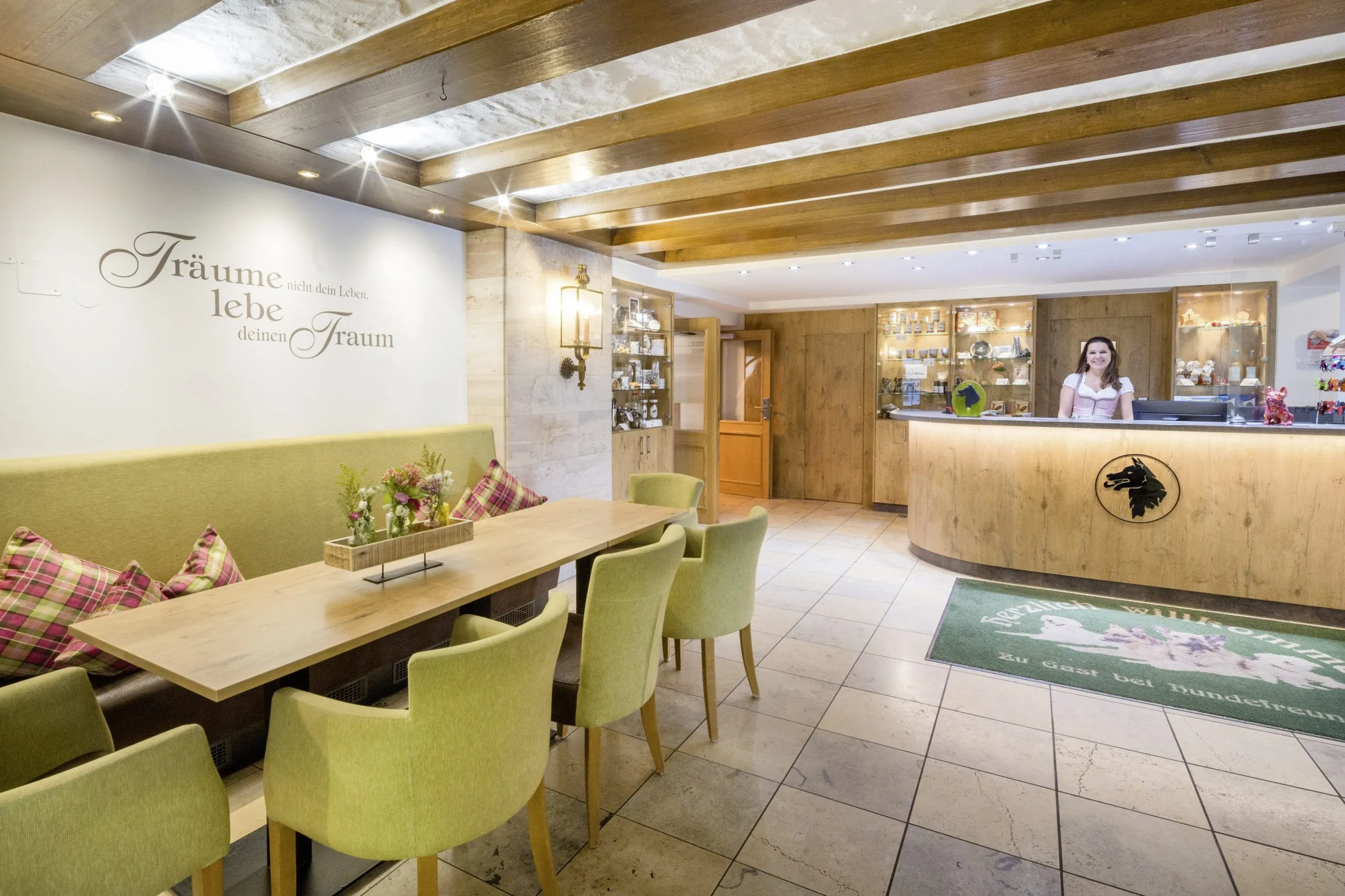 Rezeption mit Sitzgelegenheiten im Hundesporthotel Wolf