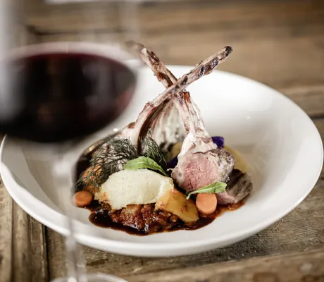 Fleischgericht mit Gemüse und Rotwein