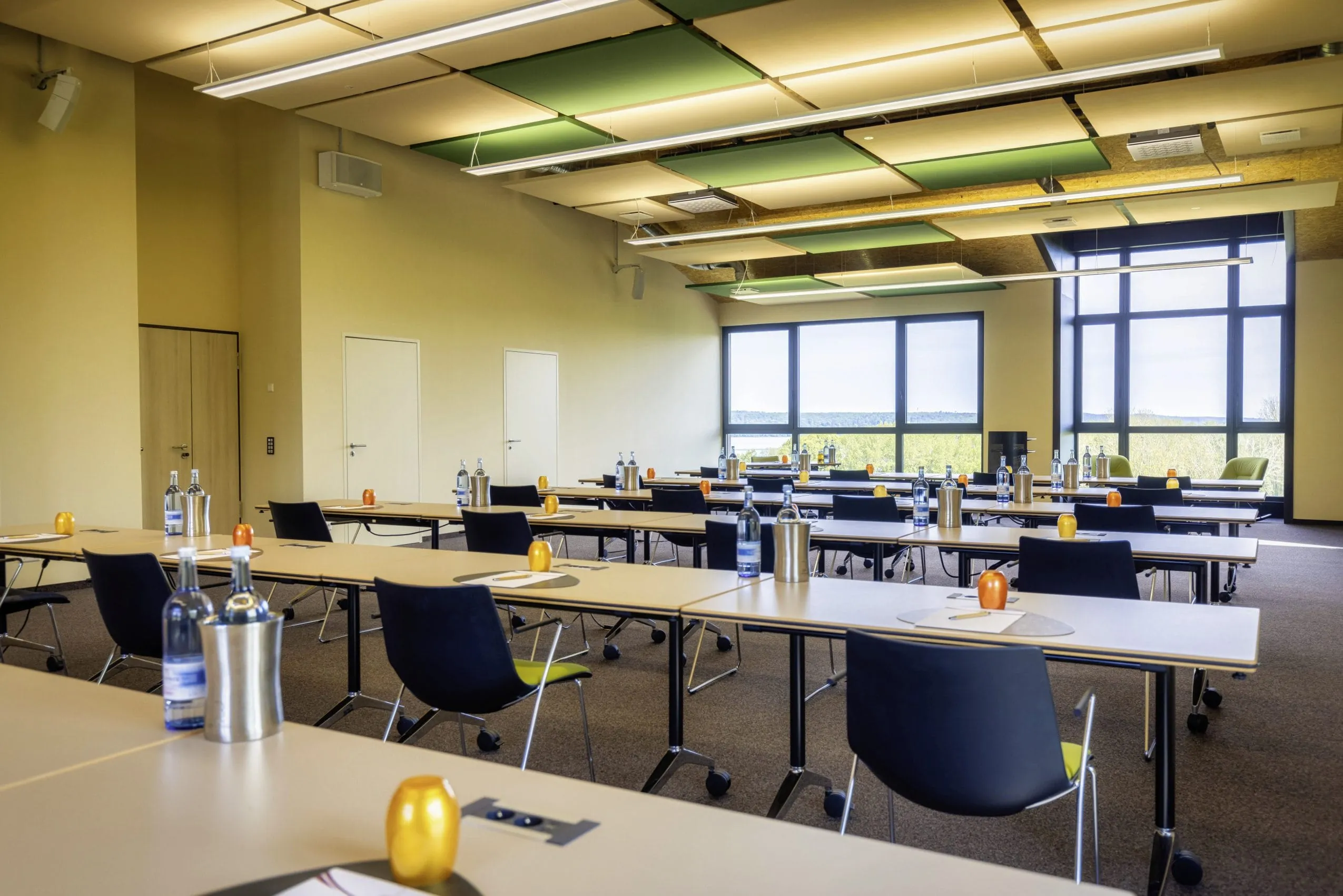 Klassischer Tagungsraum mit Landschaftsausblick
