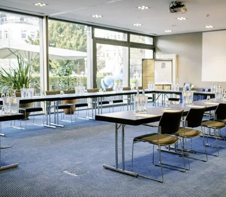 U-Bestuhlung mit Fensterwand im Tagungsraum Kandinski I und II