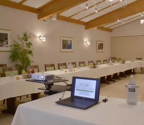 Tagungsraum mit U-Bestuhlung, Kirschholzstühlen und Holzbalkendecke