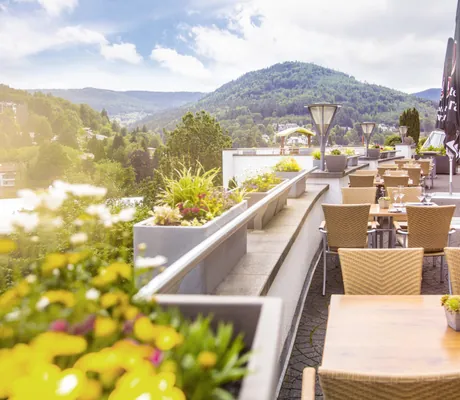 Restauranterrasse mit Blick auf Bad Herrenalp