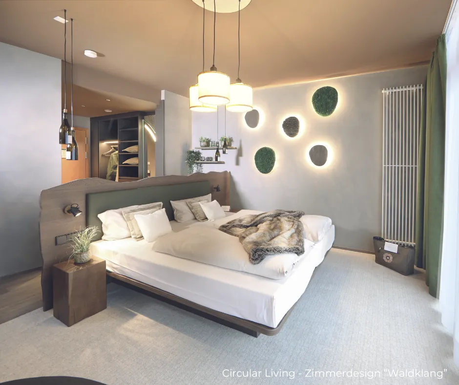 Zimmer Circular Living Zimmerdesign “Waldklang” mit Holzbrett-Rückwand am Bett, Fell-Tagesdecke und Stein/Moos-Ästhetik-Wandleuchtkörper sowie u.a. Flaschen als Deckenhängelampen