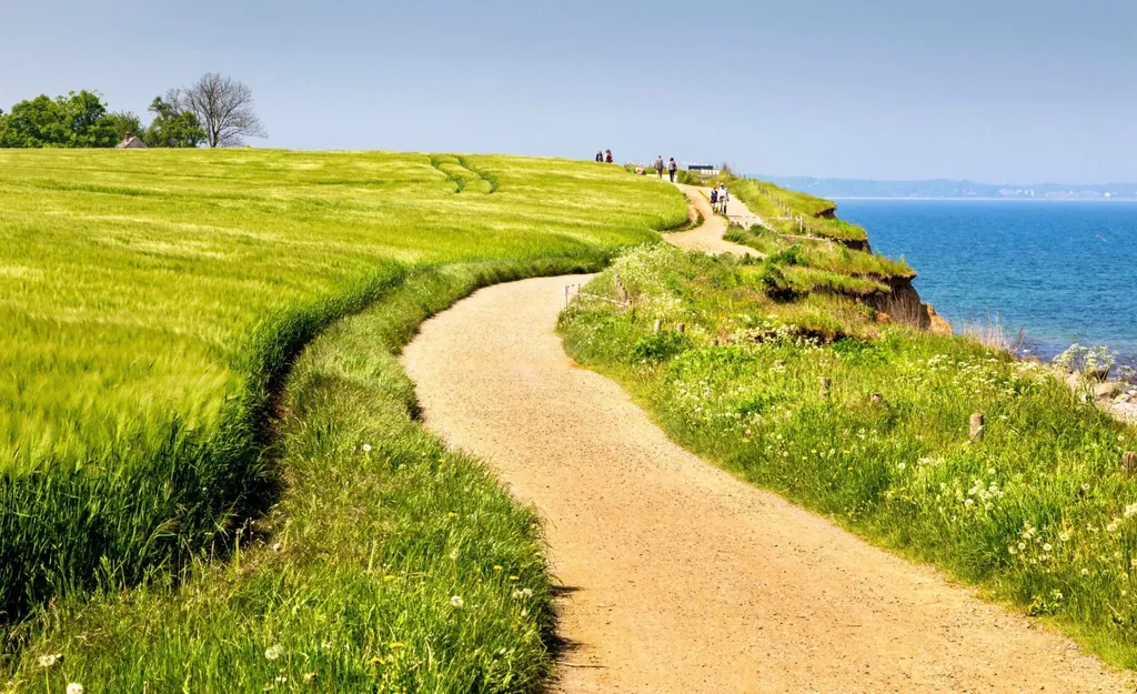 Wanderweg an der Brodtner Steilküste in der Nahe von Travemünde