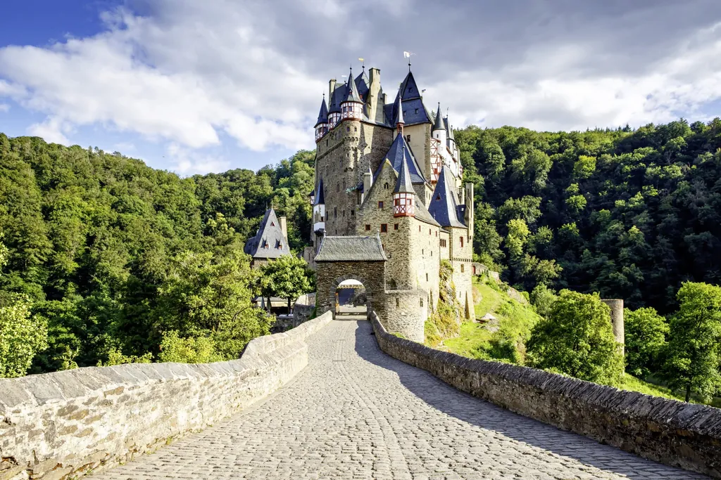 Blick auf die historische Burg Eltz in Rheinland-Pfalz