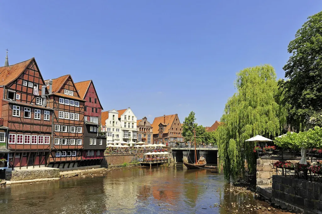 Historischer Stintmarkt in Lüneburg mit Fluss und Backsteingebäuden
