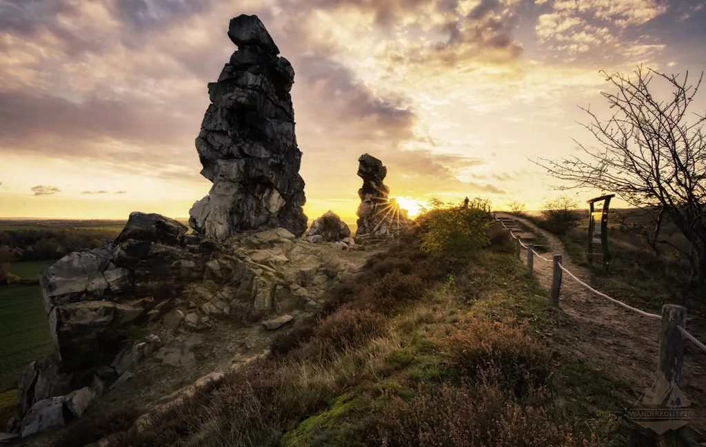 Die Teufelsmauer in Harz - Weddersleben bei Sonnenaufgang mit rotem Himmel