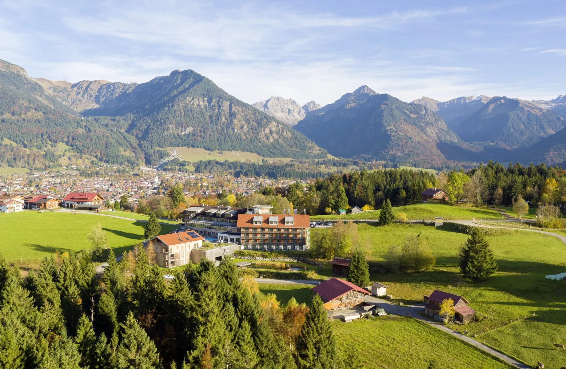 Aussenansicht des Wellnesshotel Hotel Oberstdorf im Oberstdorfer Becken vor Allgäuer Alpen