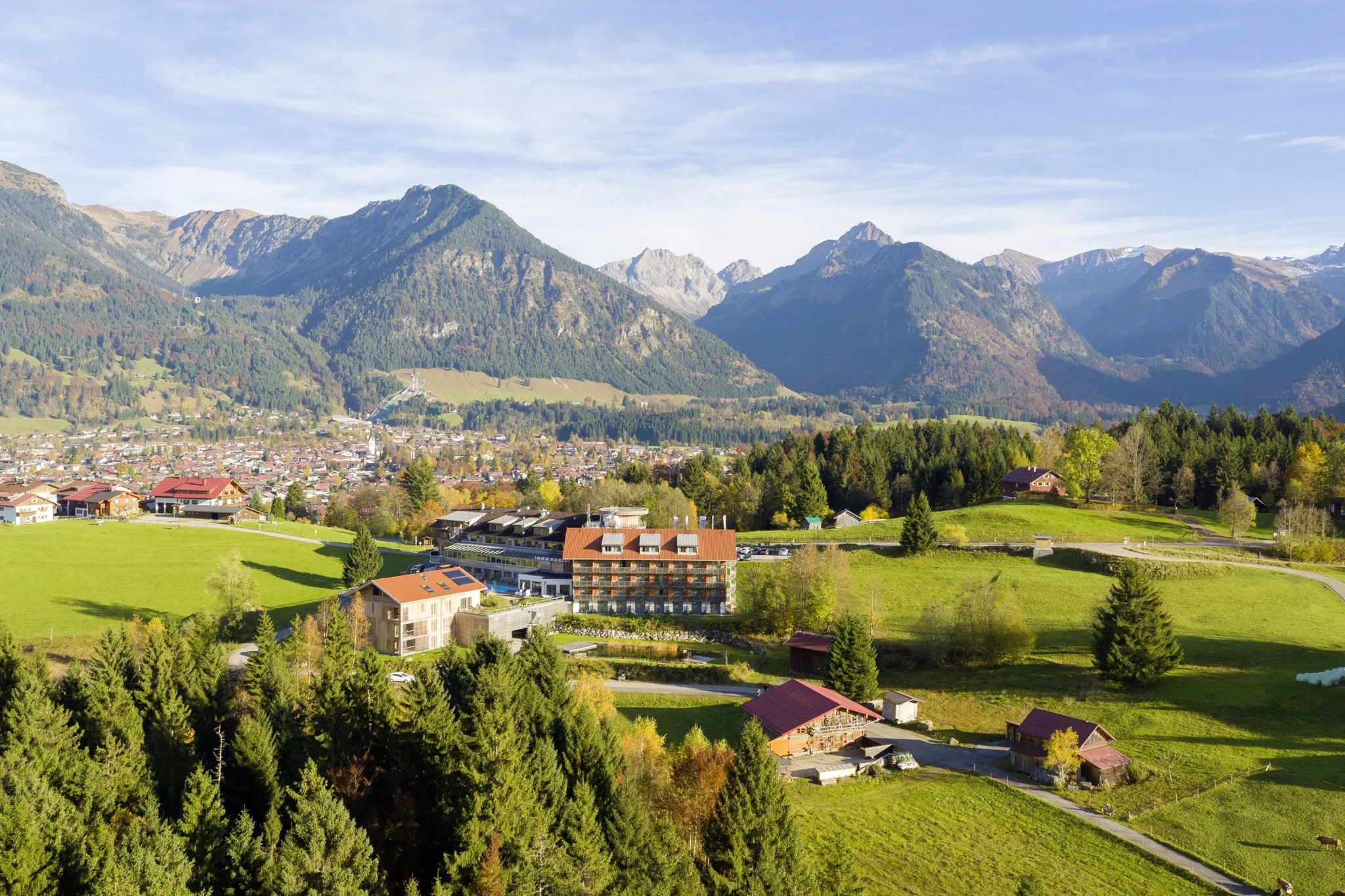 Aussenansicht des Wellnesshotel Hotel Oberstdorf im Oberstdorfer Becken vor Allgäuer Alpen