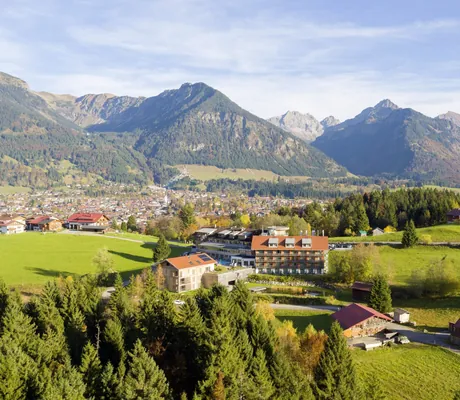 Aussenansicht des Wellnesshotel Hotel Oberstdorf im Oberstdorfer Becken vor Allgäuer Alpen