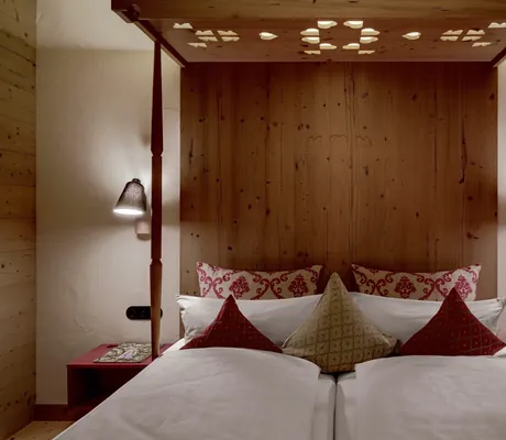 Doppelbett mit Baldachin im Hotel Oberstdorf