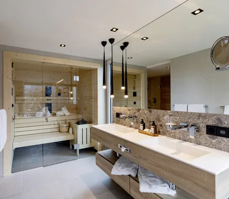 Badezimmer mit privater Sauna und doppeltem eckigen Waschbeckenbereich im Pfalzblick Wald Spa Resort