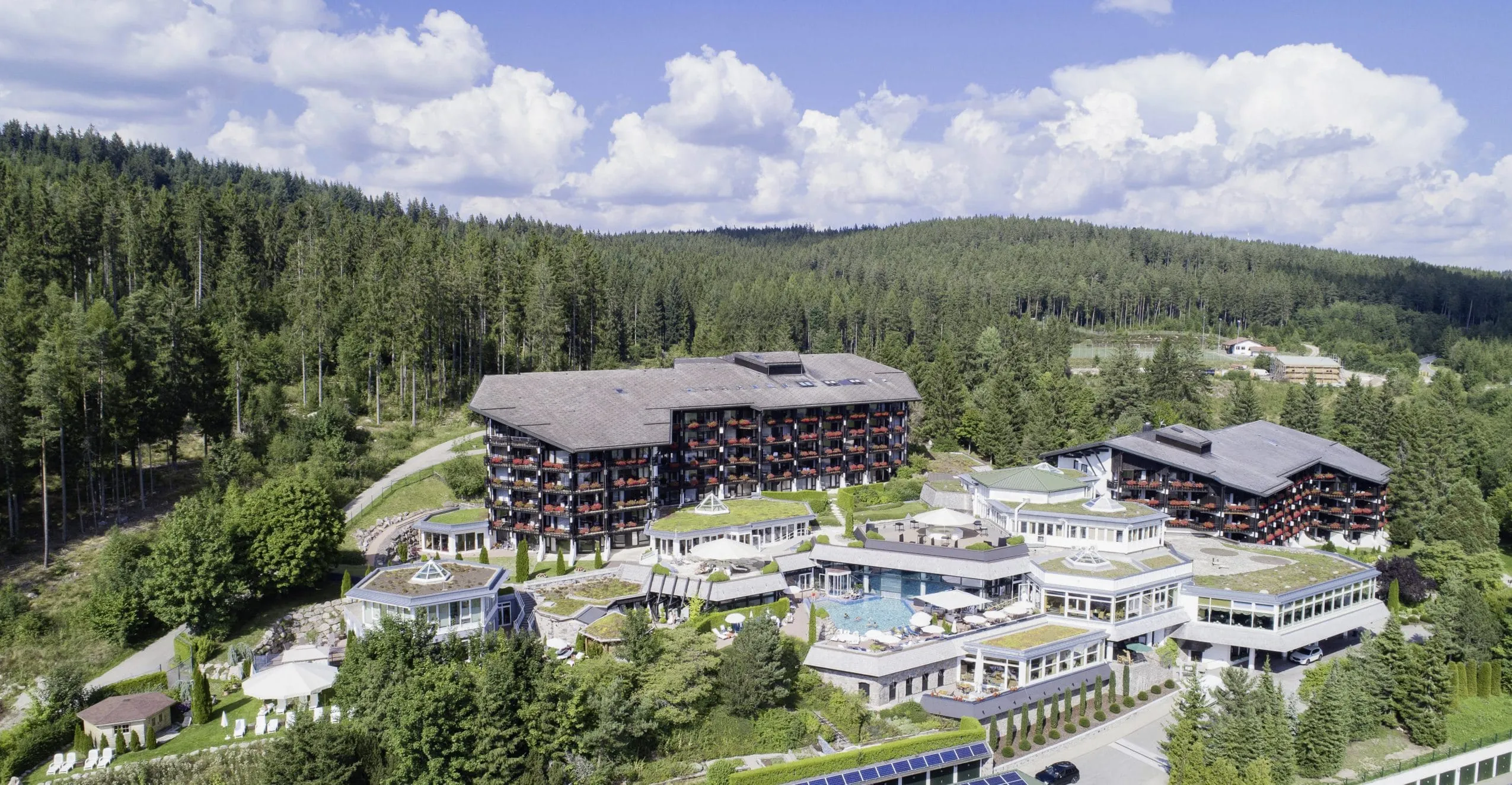 Luftaufnahme des Urlaubsresorts Vier Jahreszeiten am Schluchsee mit umgebendem Schwarzwald