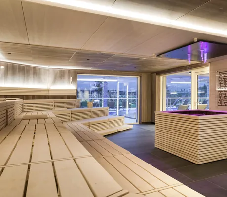 Panoramasauna mit Blick in den Wellnessgarten im Weinegg Wellviva Resort