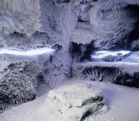 Schneekammer mit Eis und blauem Licht im Weinegg Wellviva Resort