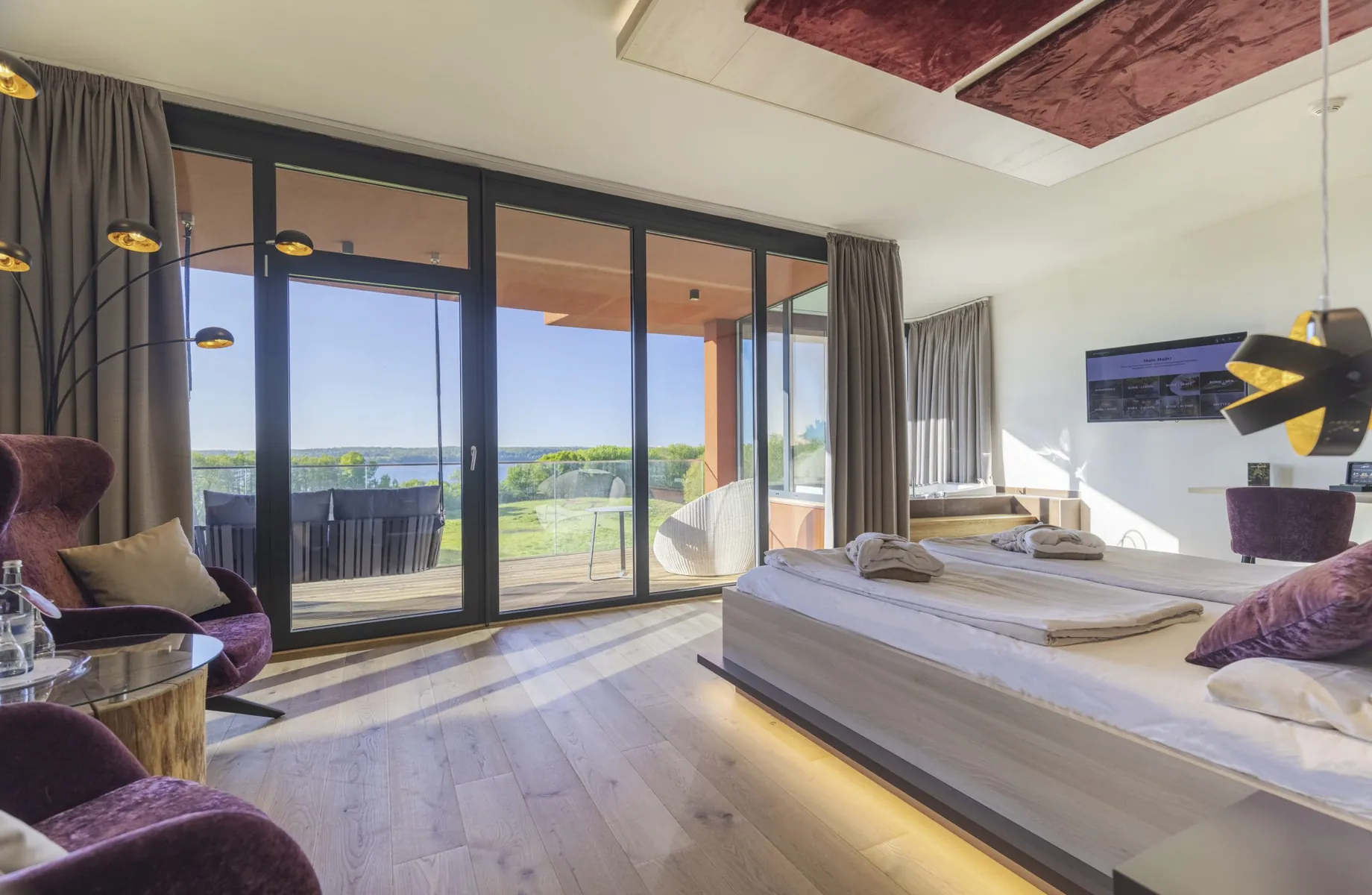 Suite mit großen Panoramafenstern und Blick auf den Tollensesee in der Bornmühle