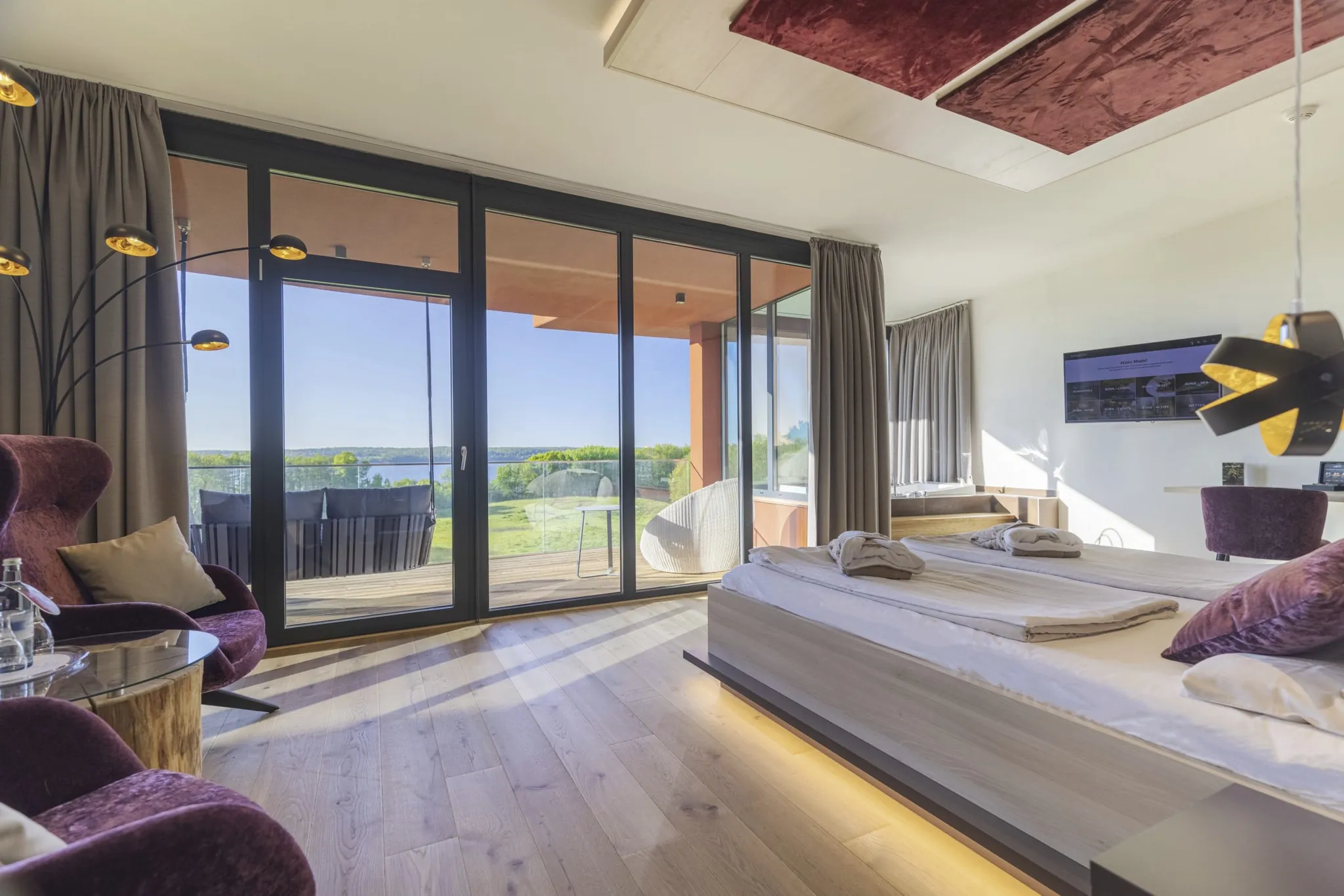 Suite mit großen Panoramafenstern und Blick auf den Tollensesee in der Bornmühle