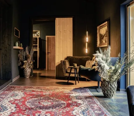 Modern eingerichtete Deep Green Lounge mit Honesty Bar im Chalet FORSTGUT