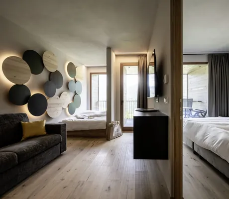 Suite mit Doppelbett und zusätzlichem Schlafbereich im Das Mühlwald