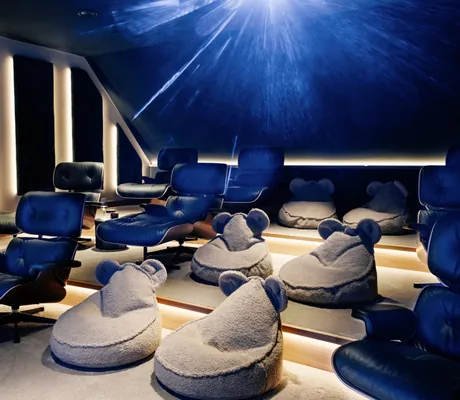 Kino mit blauen Sesseln und Plüschsesseln mit Ohren für Kinder im Landhaus Averbeck