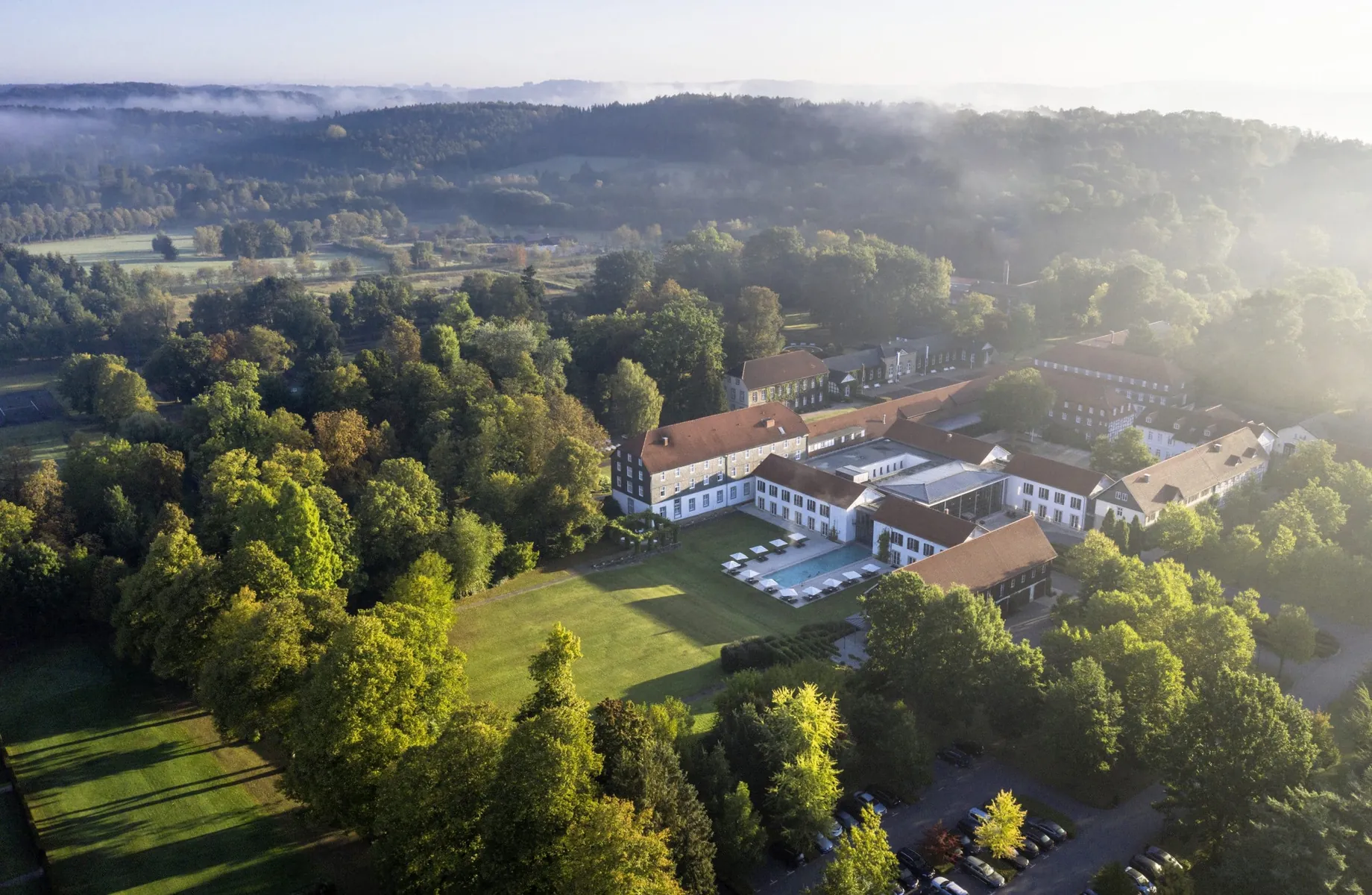 Luftaufnahme des Gräflicher Park Health & Balance Resort mit umgebendem Naturpark