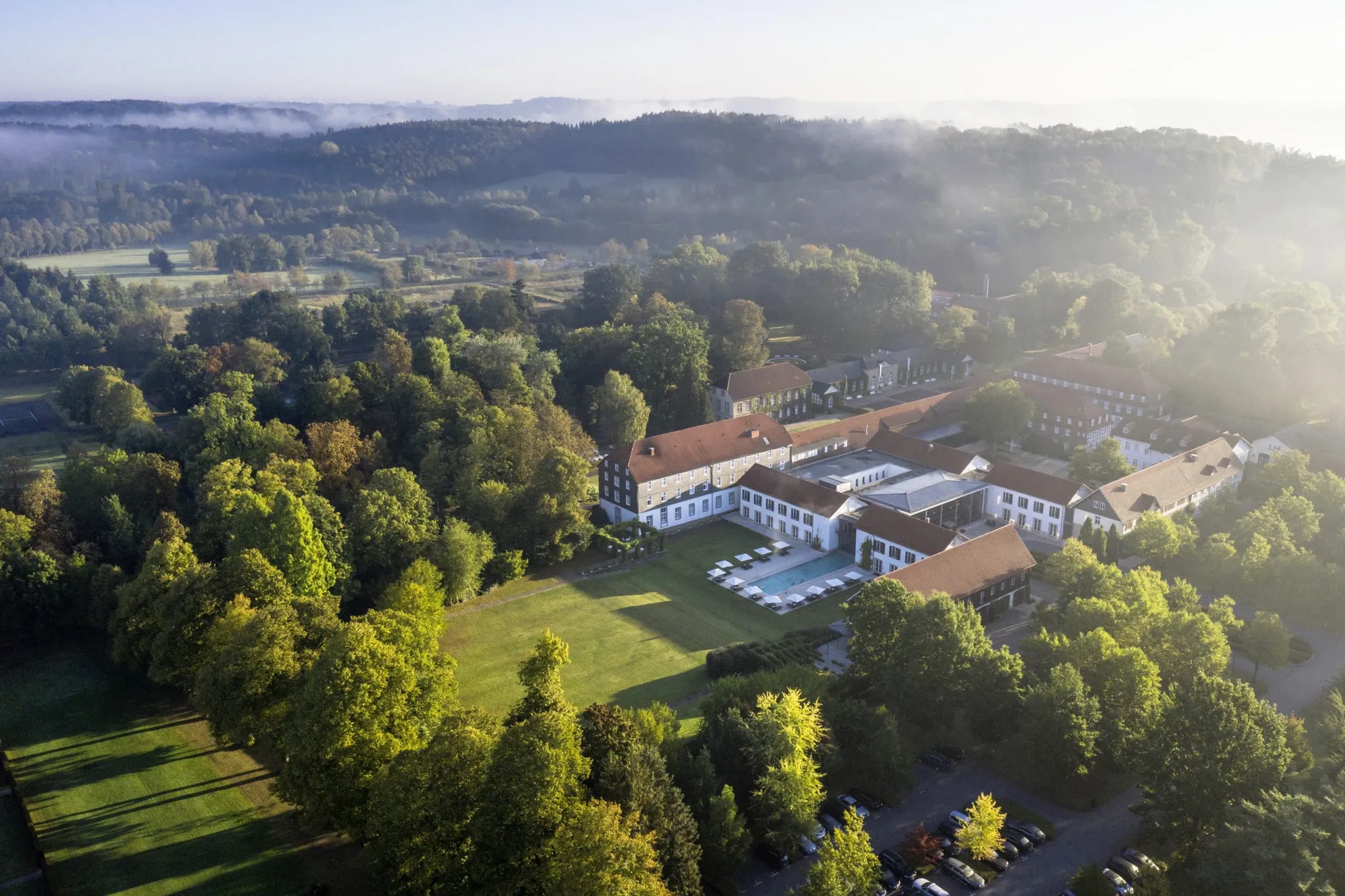 Luftaufnahme des Gräflicher Park Health & Balance Resort mit umgebendem Naturpark