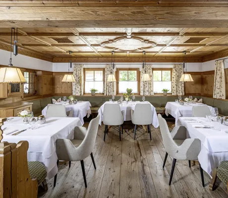 Restaurantstube im Der Böglerhof – Pure Nature Resort mit eingedeckten Tischen