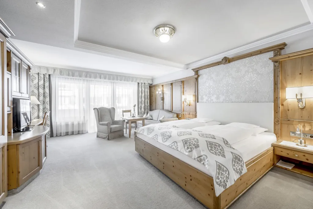 Modernes Doppelzimer mit silbernen Farbakzenten im Trofana Royal Resort