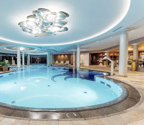 Beleuchteter runder Indoorpool im Trofana Royal Resort in Ischgl