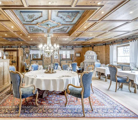 À-la-carte-Restaurant Paznaunerstube mit eingedeckten Tischen