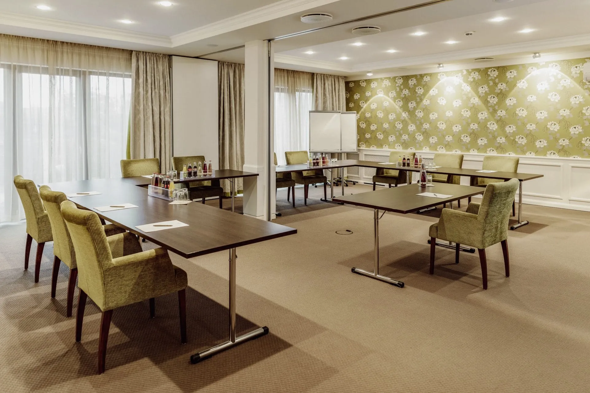 Tagungsraum mit Getr&auml;nken und Flipchart im Tagungshotel Der Eisvogel Hotel & Spa