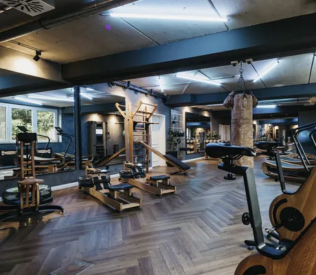 Fitnessraum mit Holzfitnessgeräten im Landhotel Voshövel