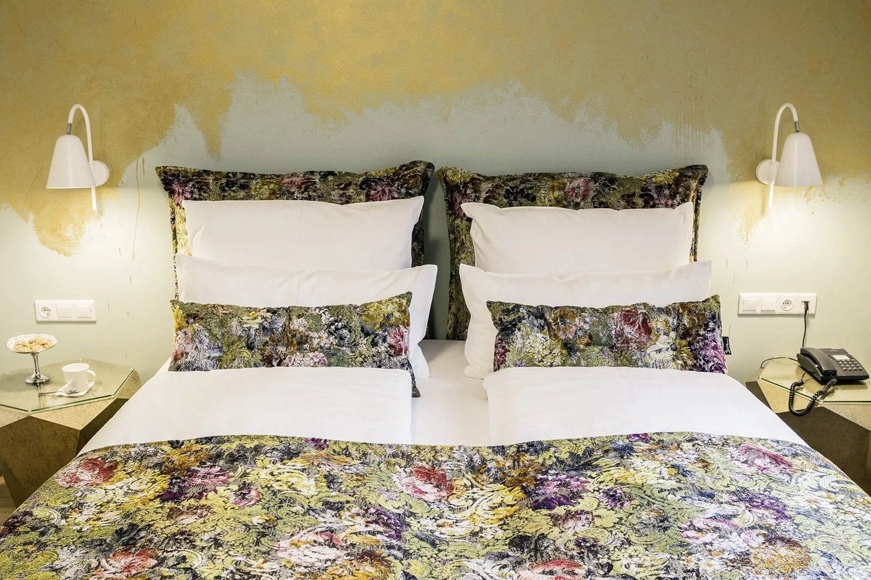 Zimmer mit Doppelbett und gebl&uuml;hmten Bezug im Landhotel Vosh&ouml;vel