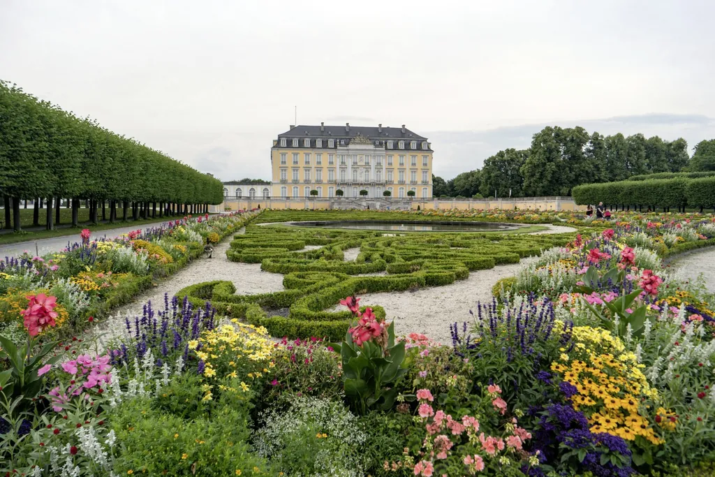 Schloss Augustusburg in Brühl mit blühendem Schlossgarten im Vordergrund