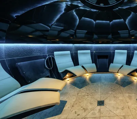 rundes Dampfbad mit weißen Liegen und spiegelnder Kuppeldecke