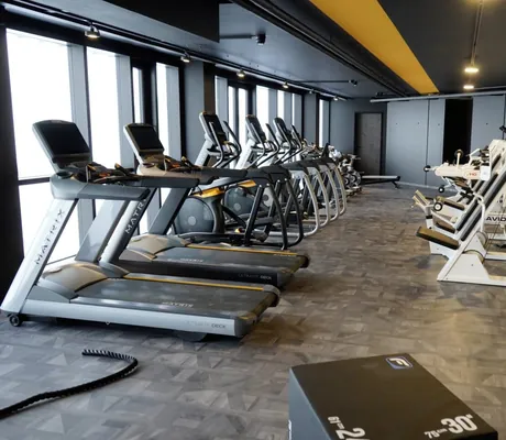 Fitnessraum mit Matrix-Fitnessgeräten