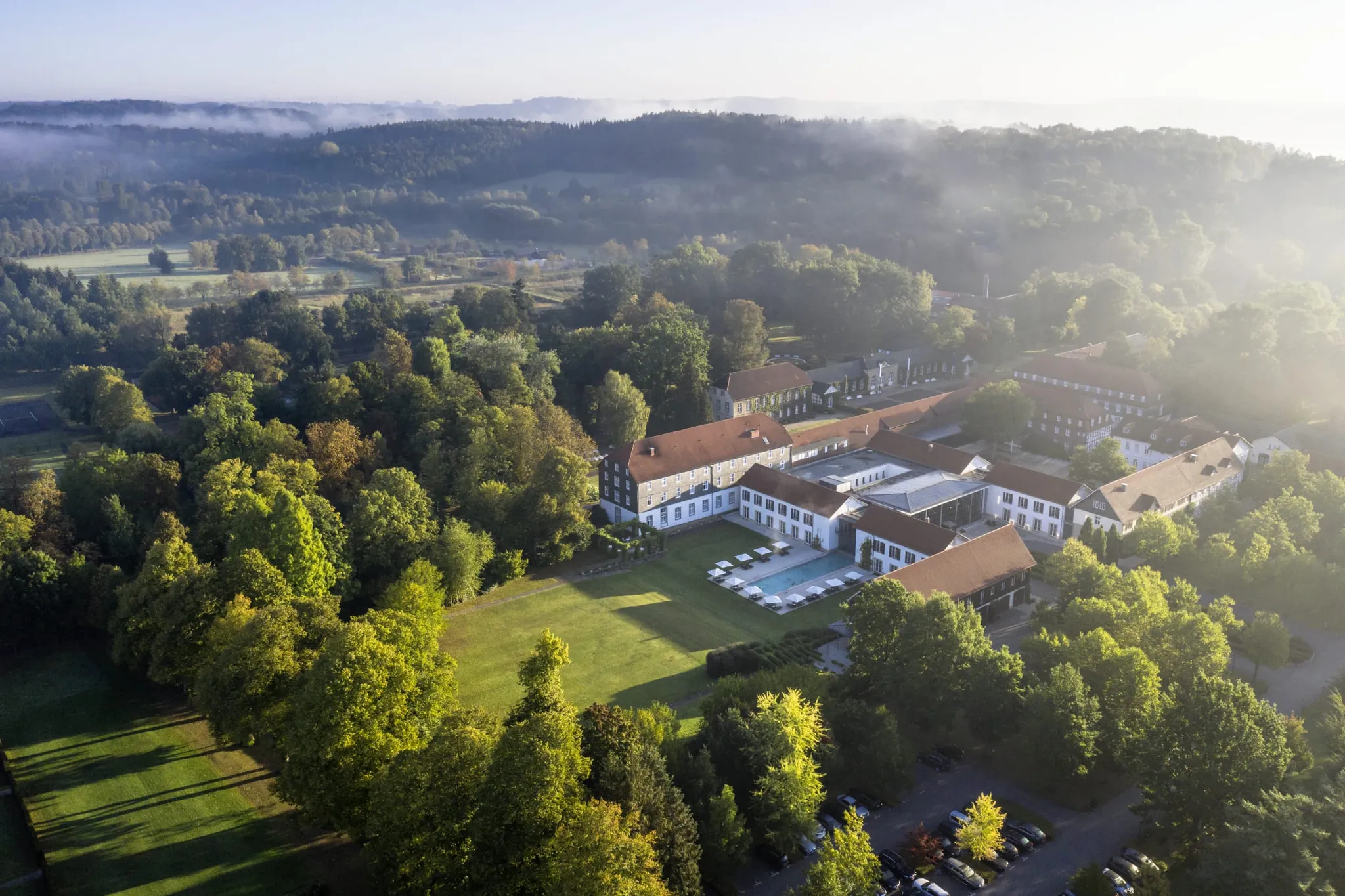Gesamtansicht des Resorts Gräflicher Park im morgendlichen Nebel