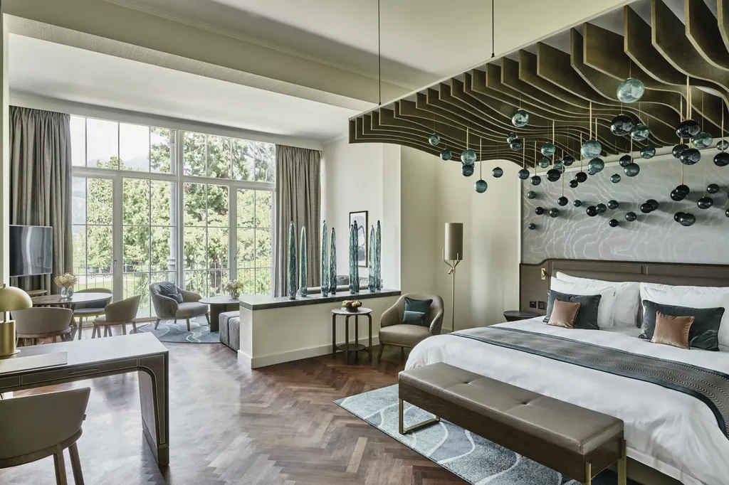 Doppelzimmer mit Glaskugeln am Betthimmel und türkisen Glaselementen