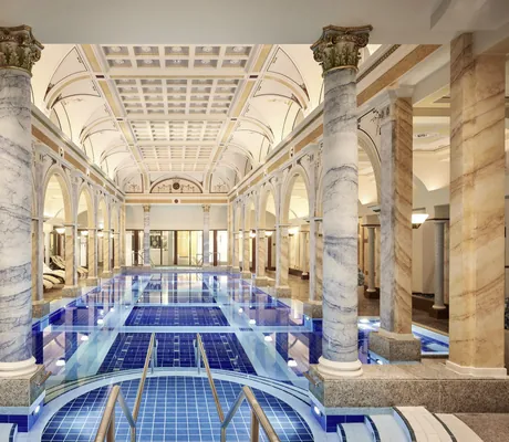 Jugendstilbad indoor im Grand Resort Bad Ragaz mit Marmorsäulen